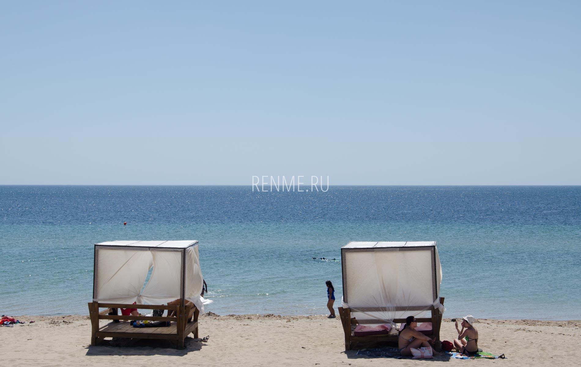 Бунгало на песчаном пляже в Крыму. Фото Заозёрного