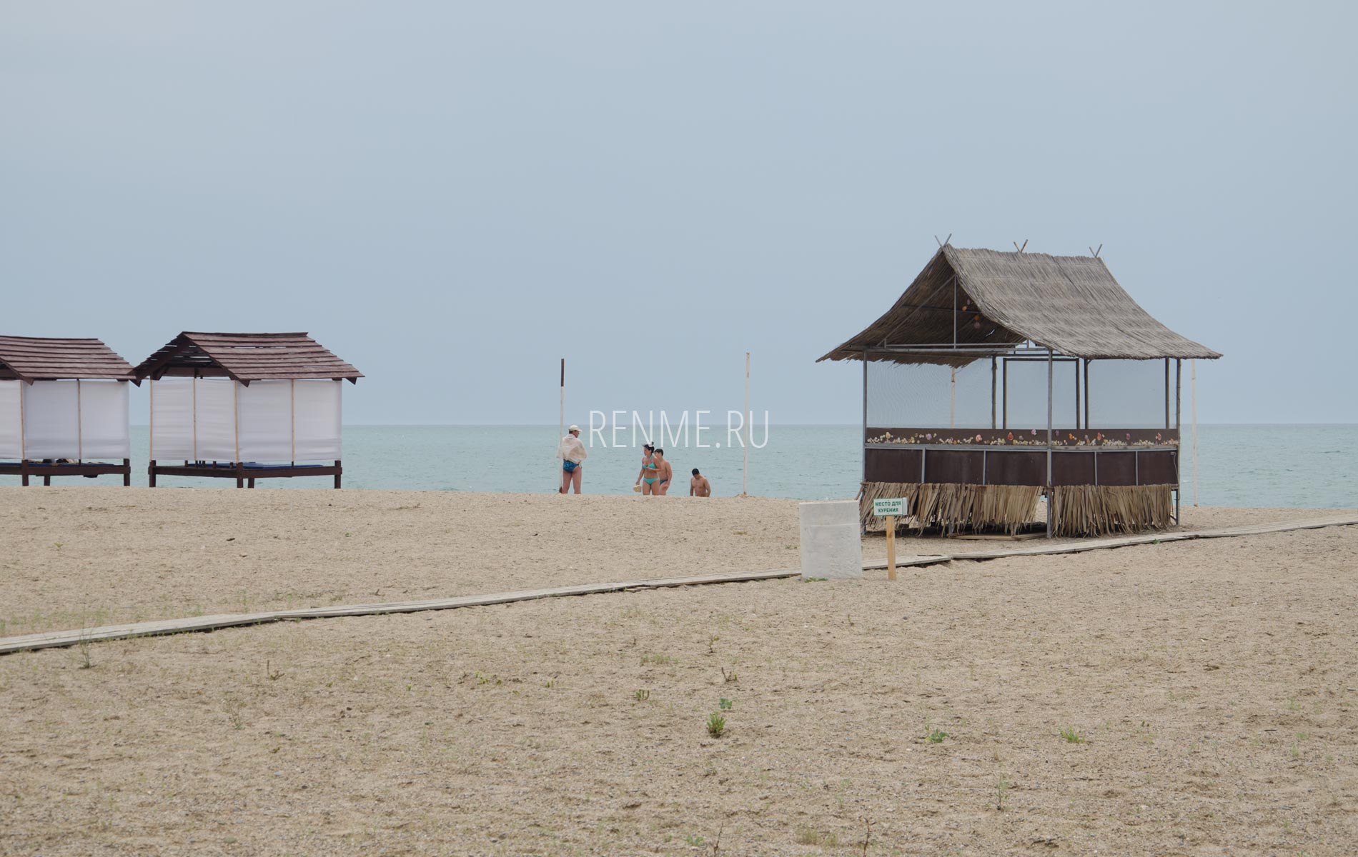 Пляж ждет гостей. Фото Прибрежного