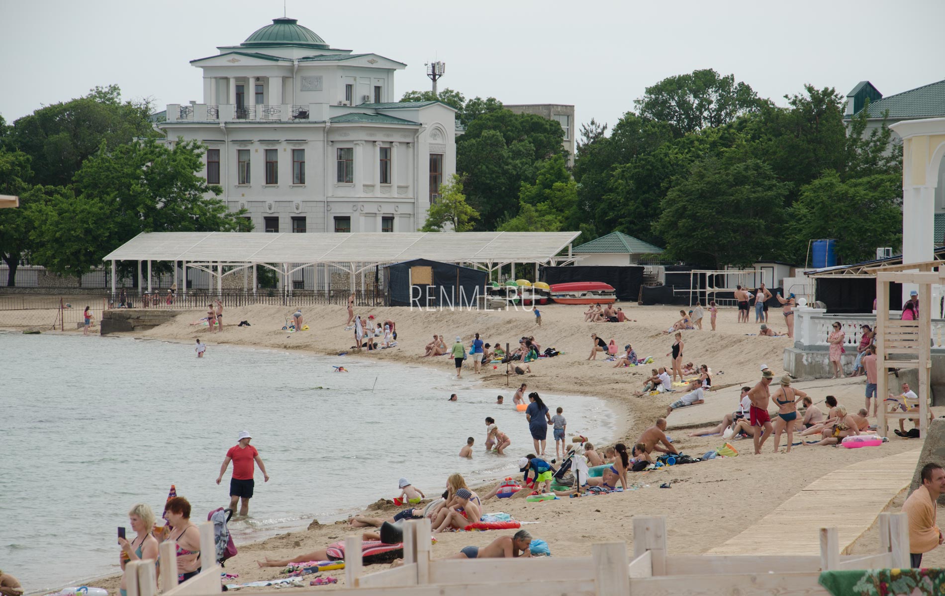 Пляж после снятия карантина. Фото Евпатории