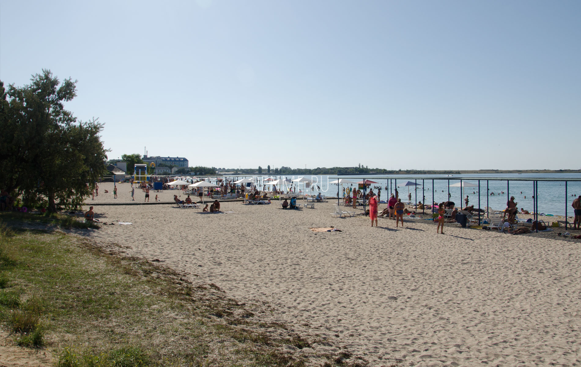 Песчаный поселковый пляж Черноморского. Фото Черноморского