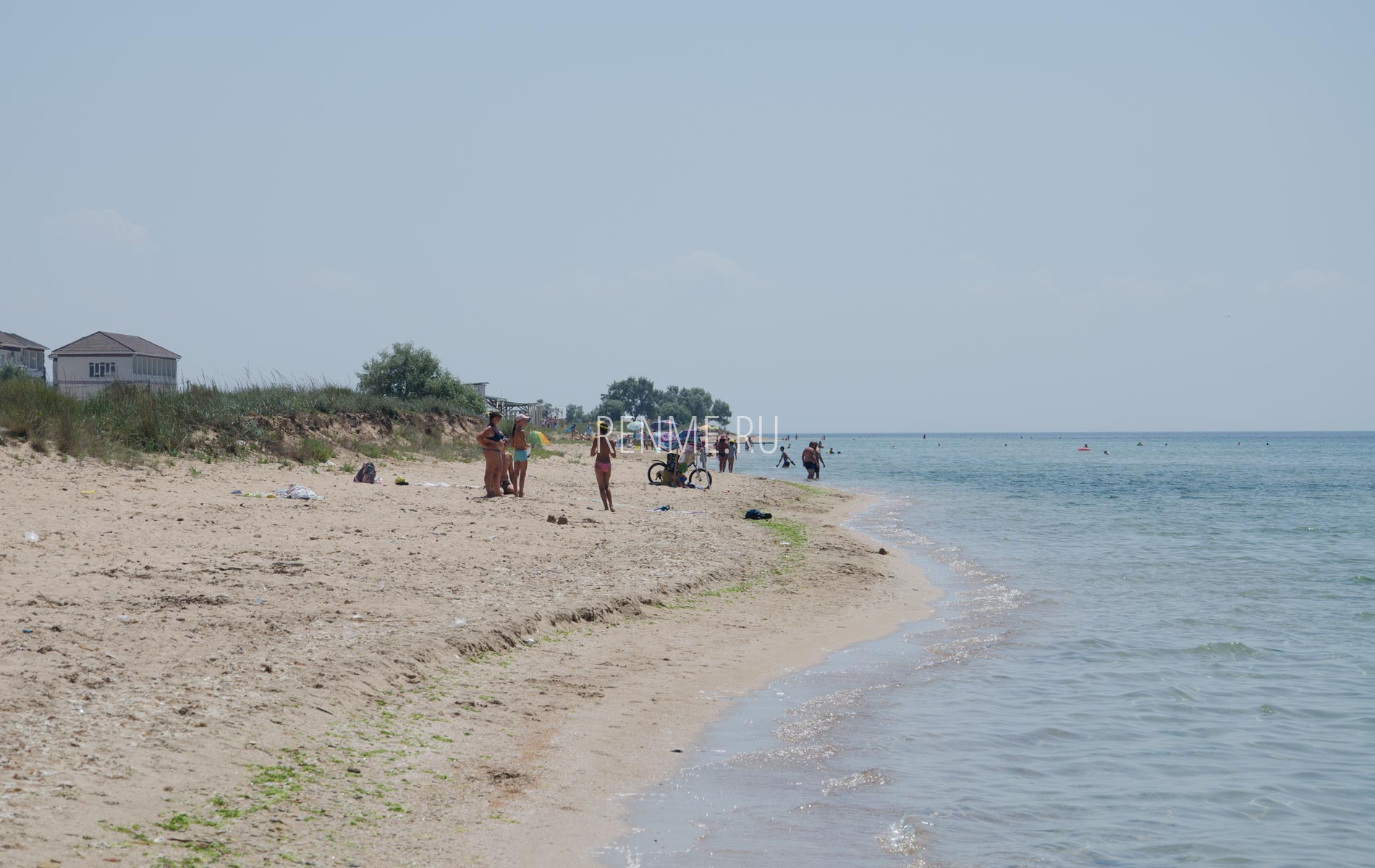Фото людей на диком пляже в Крыму. Фото Заозёрного