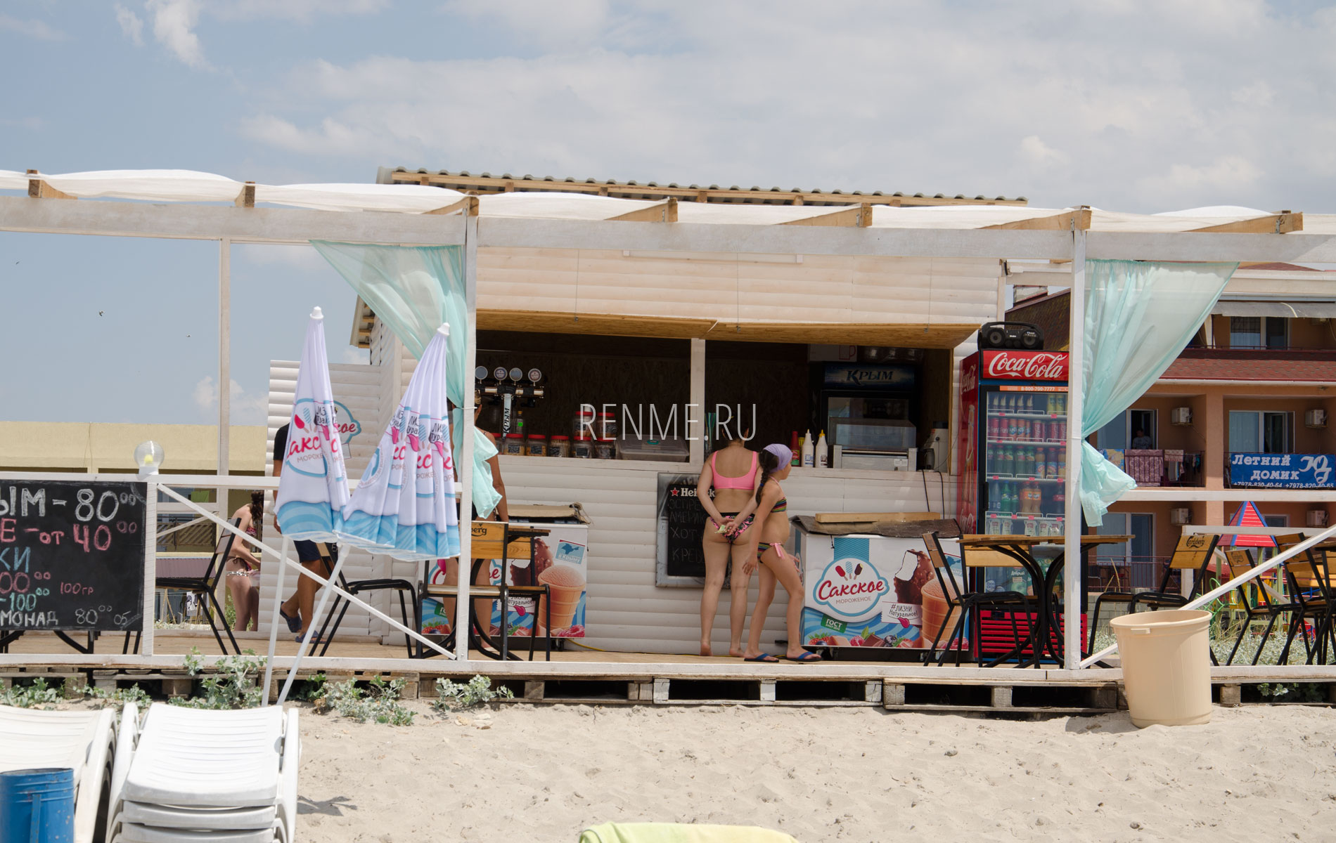 Кафе на песчаном пляже в Штормовом. Фото Штормового