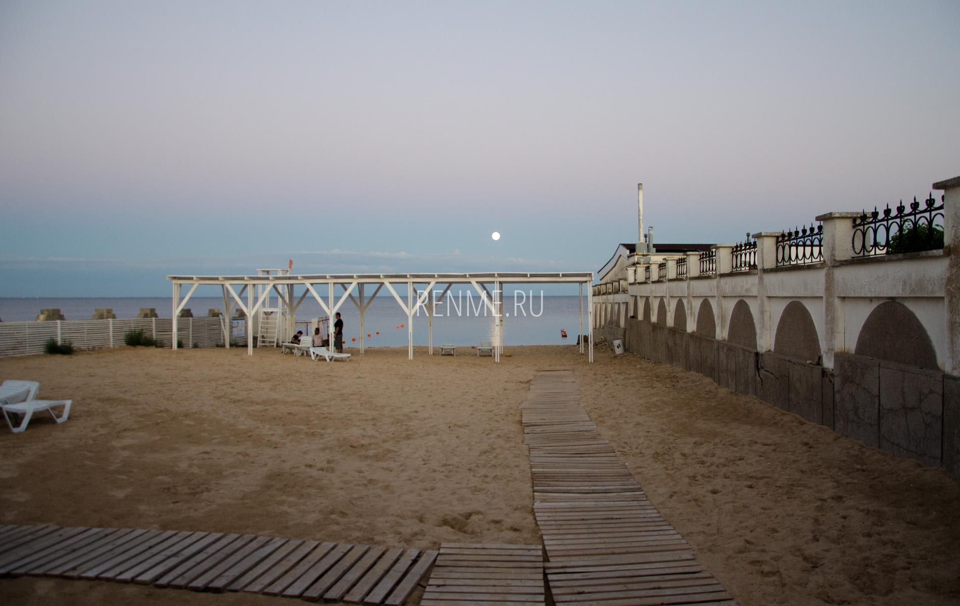 Пляж Рядом с кафе после заката. Фото Заозёрного