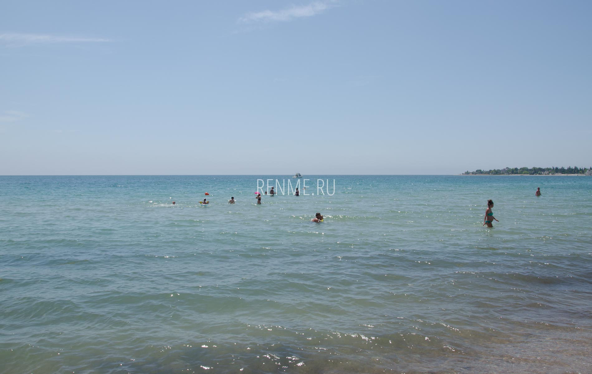 Отдыхающие купаются в море. Фото Заозёрного