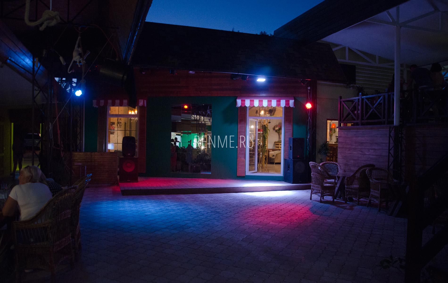 Кафе Аркадия ночью в августе. Фото Заозёрного
