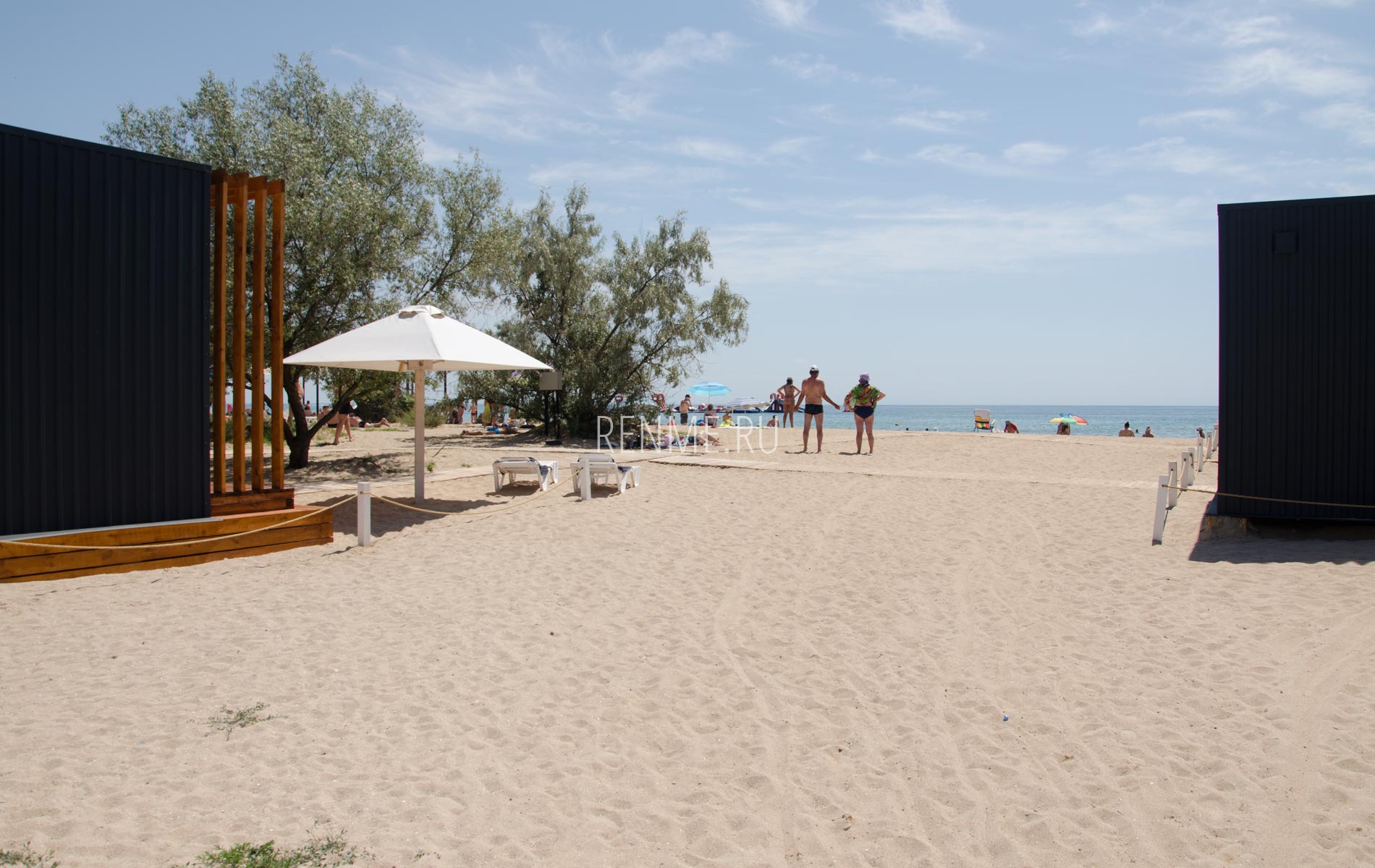 Песчаный пляж в июле 2020. Фото Заозёрного