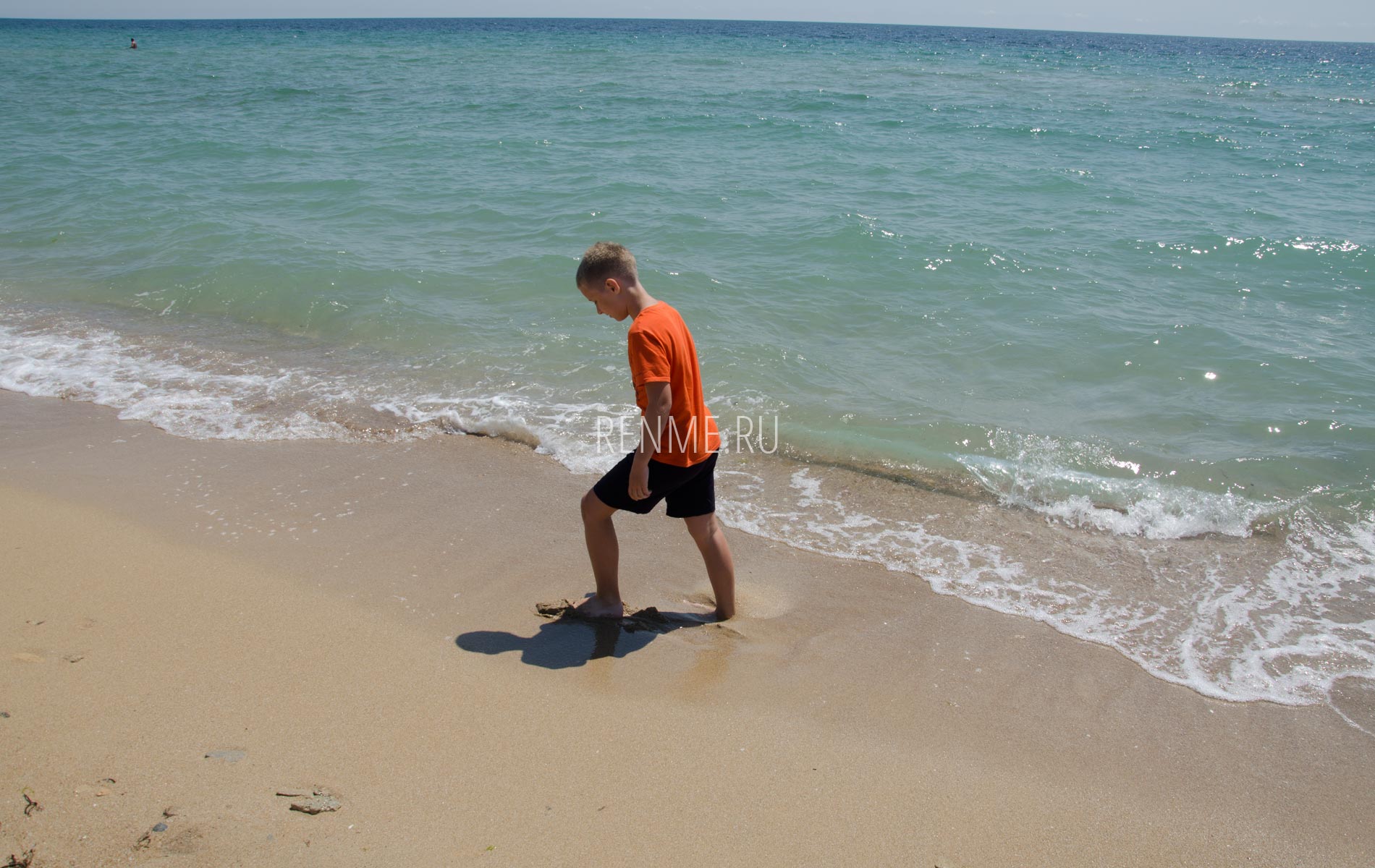 Ребенок на пляже в Крыму. Фото Молочного