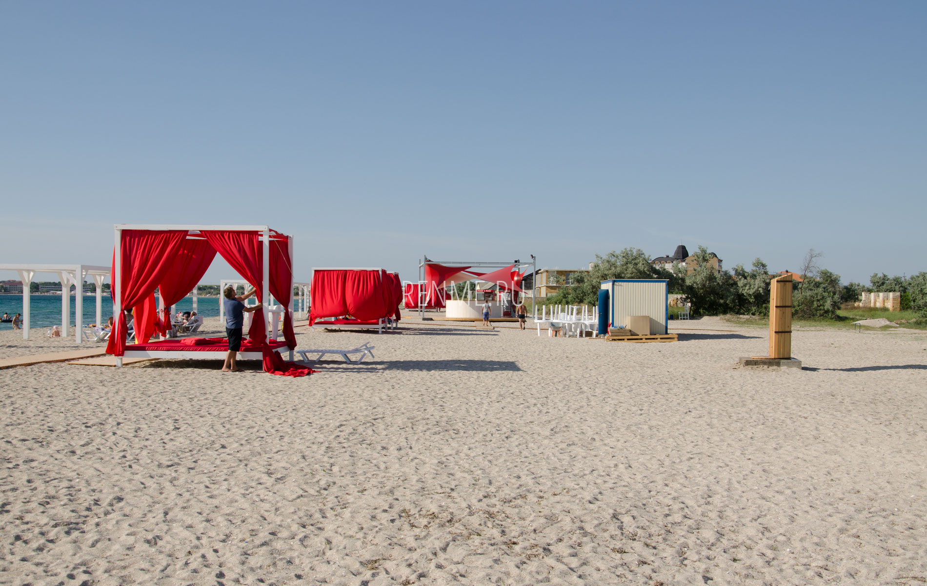 Песчаный пляж с бунгало в Межводном. Фото Межводного