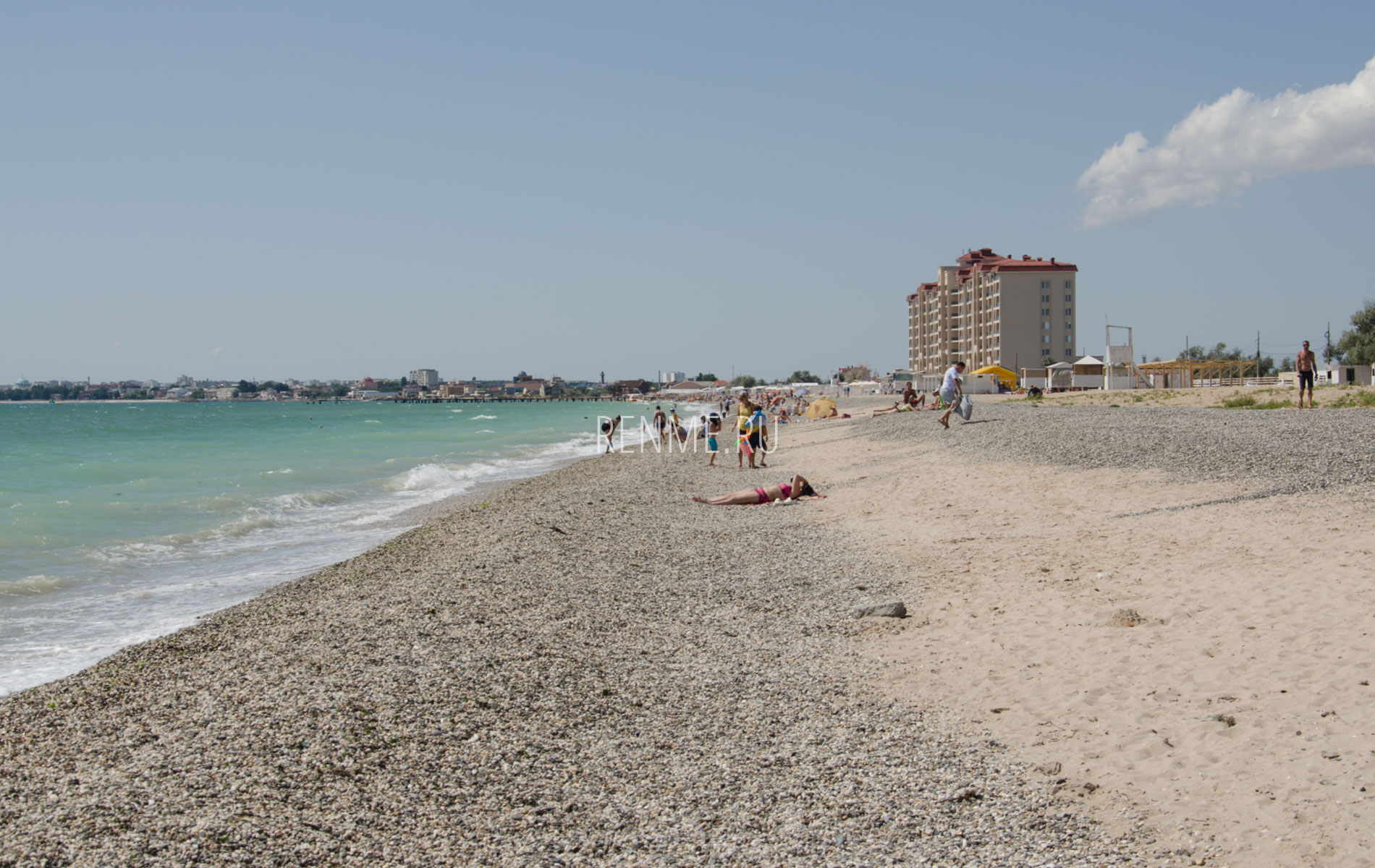 Золотой песчаный пляж летом 2019. Фото Евпатории
