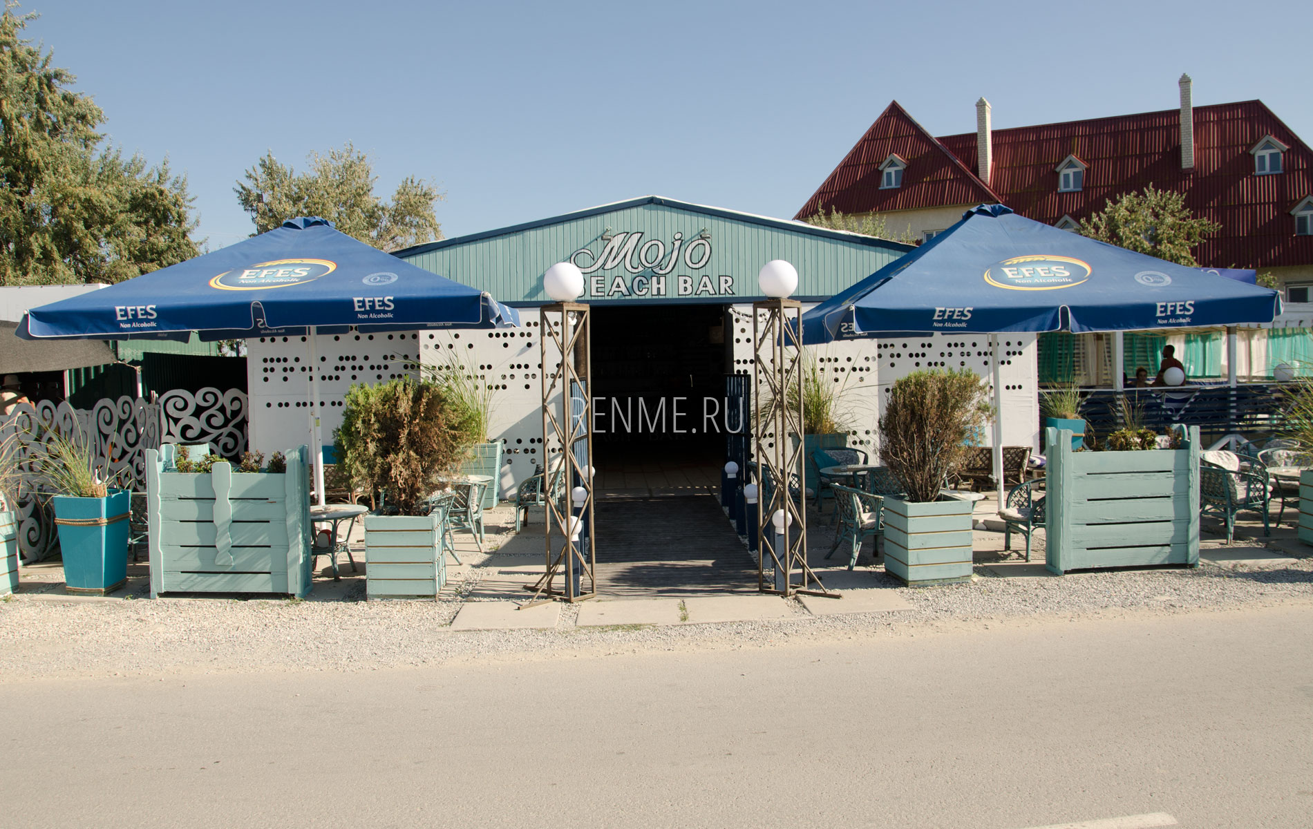 Пляжный бар Mojo. Фото Черноморского