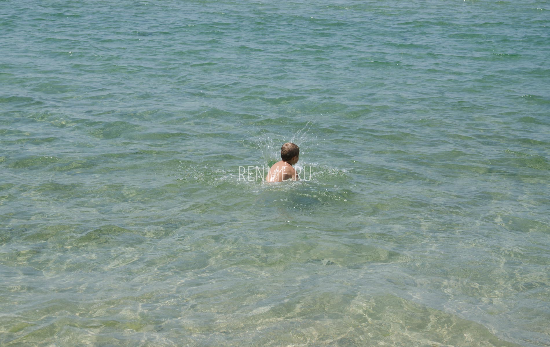 Ребенок купается на диком пляже. Фото Заозёрного