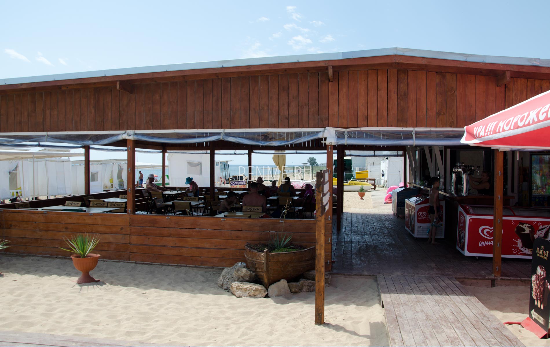 Кафе на пляже Барабулька в июне 2020. Фото Заозёрного