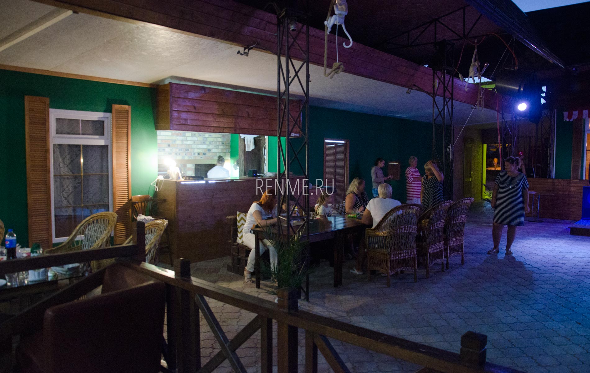 Гости в кафе Аркадия. Фото Заозёрного