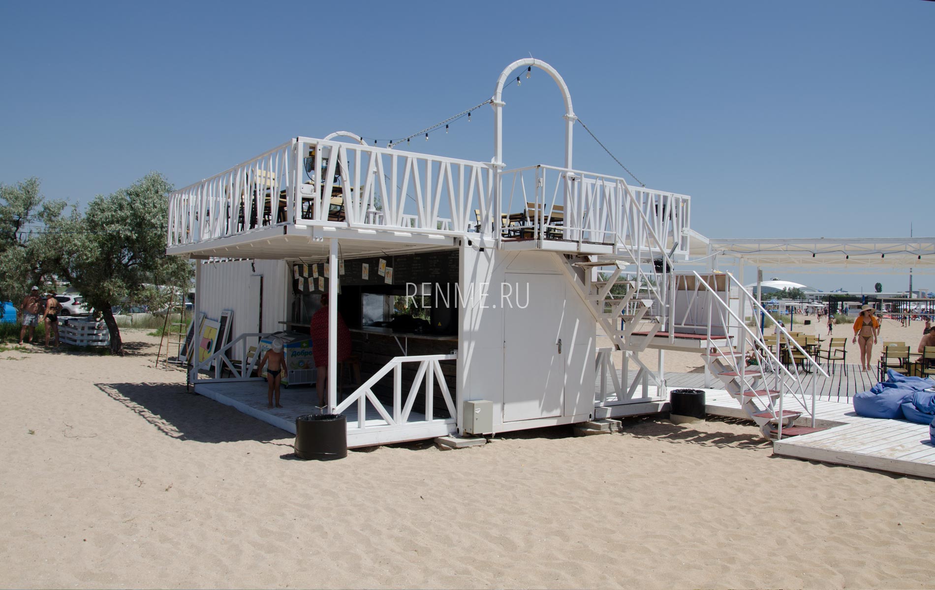 Уютное кафе на пляже. Фото Заозёрного