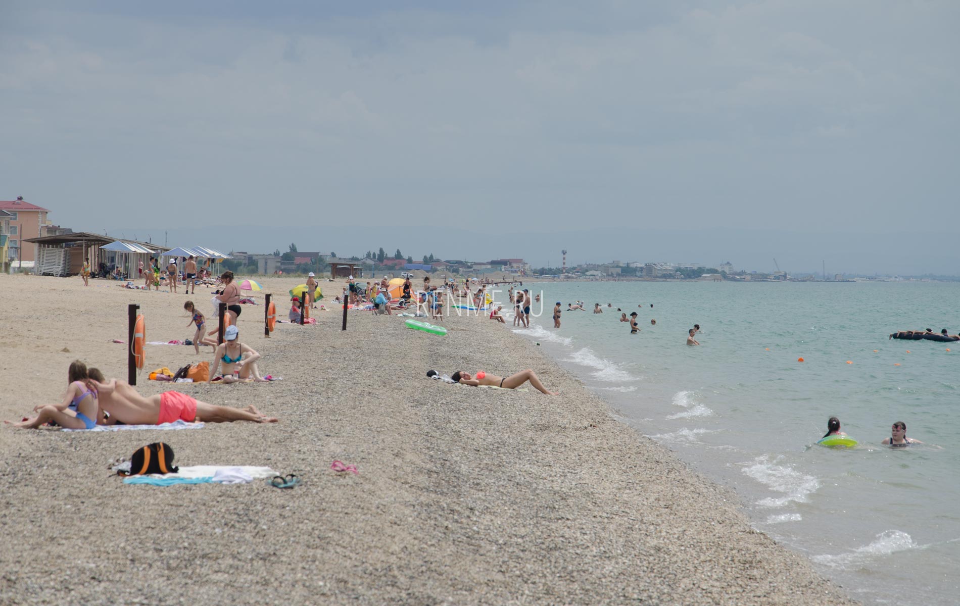 Открытый галечный пляж в Крыму. Фото Прибрежного
