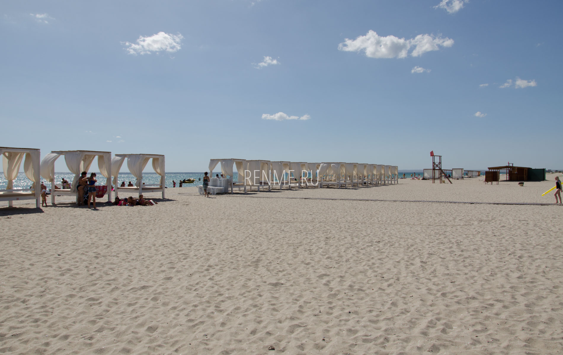 Широкий песчаный пляж в Поповке. Фото Поповки