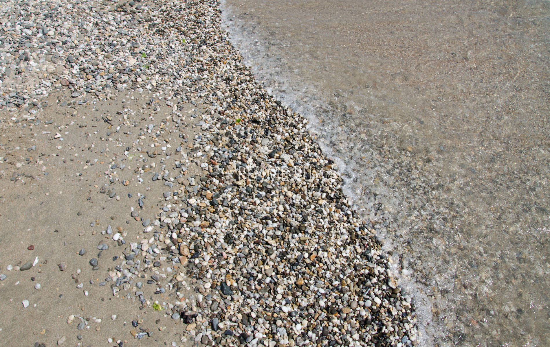Галька на песчаном пляже. Фото Евпатории