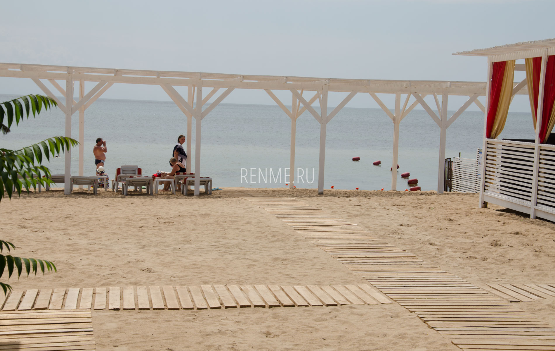 Песчаный пляж с навесом в Заозерном. Фото Заозёрного