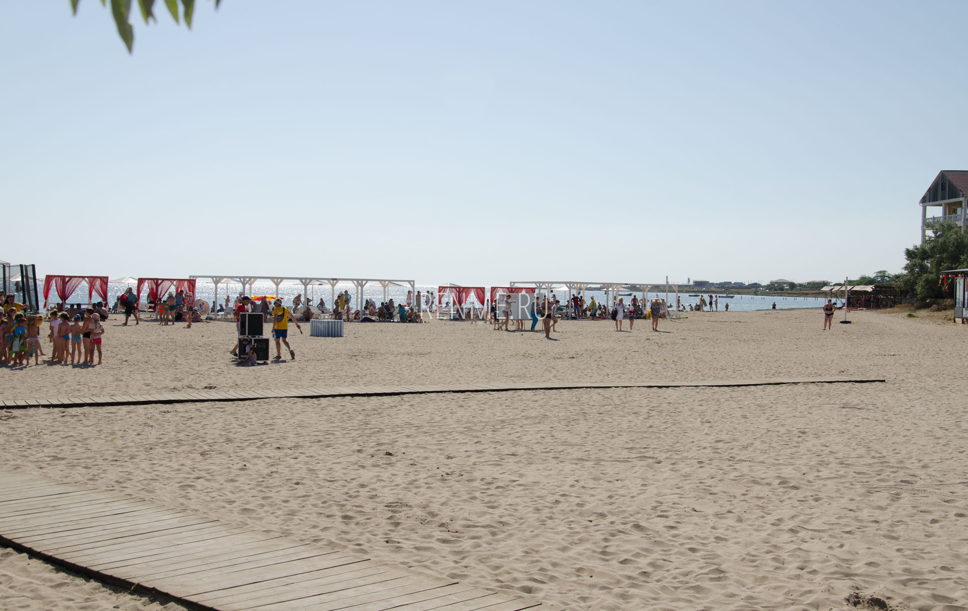 Песчаный пляж для отдыха с детьми. Фото Межводного