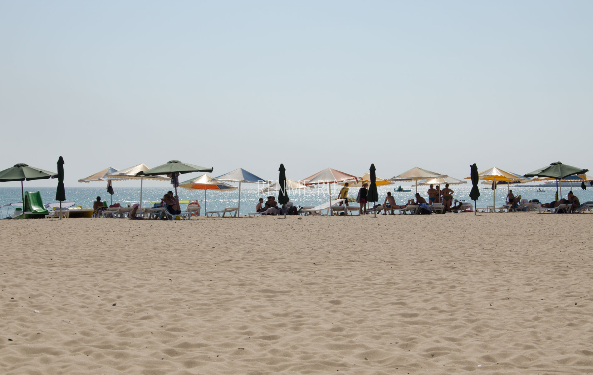 Летом на песчаном пляже в Крыму. Фото Евпатории