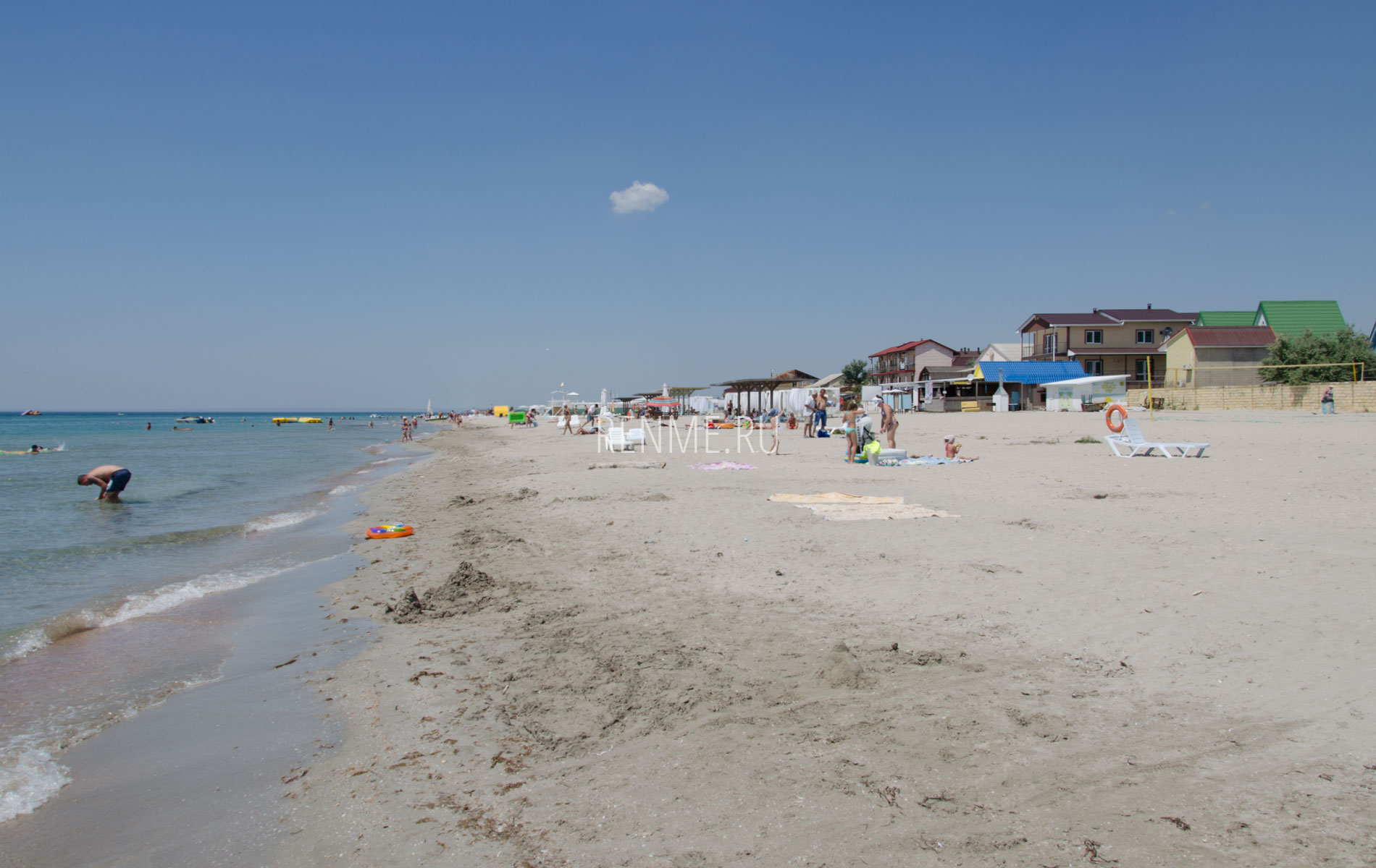 Белый пляж в Крыму летом 2019. Фото Штормового