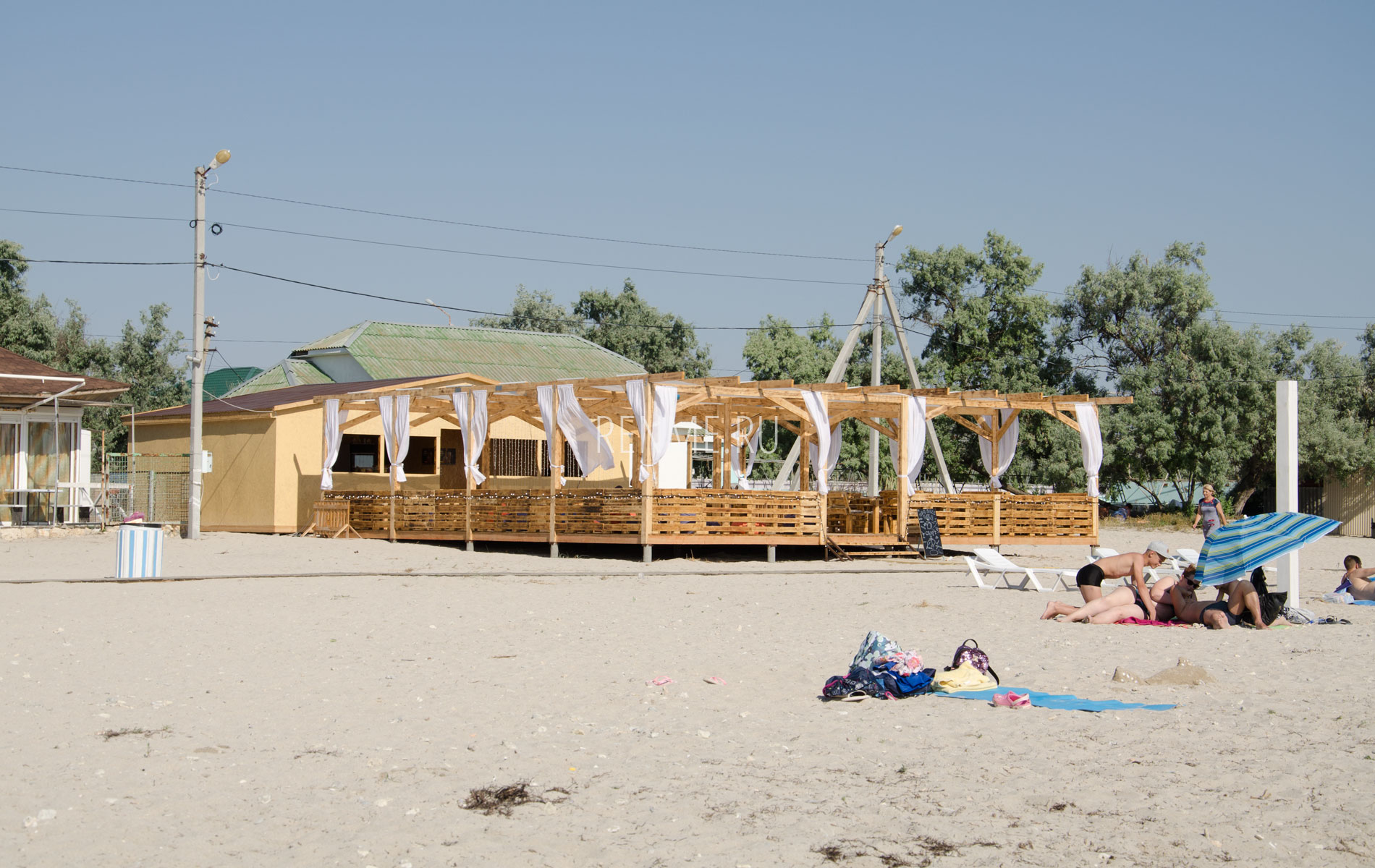 Удобное кафе на пляже Межводного 2019. Фото Межводного