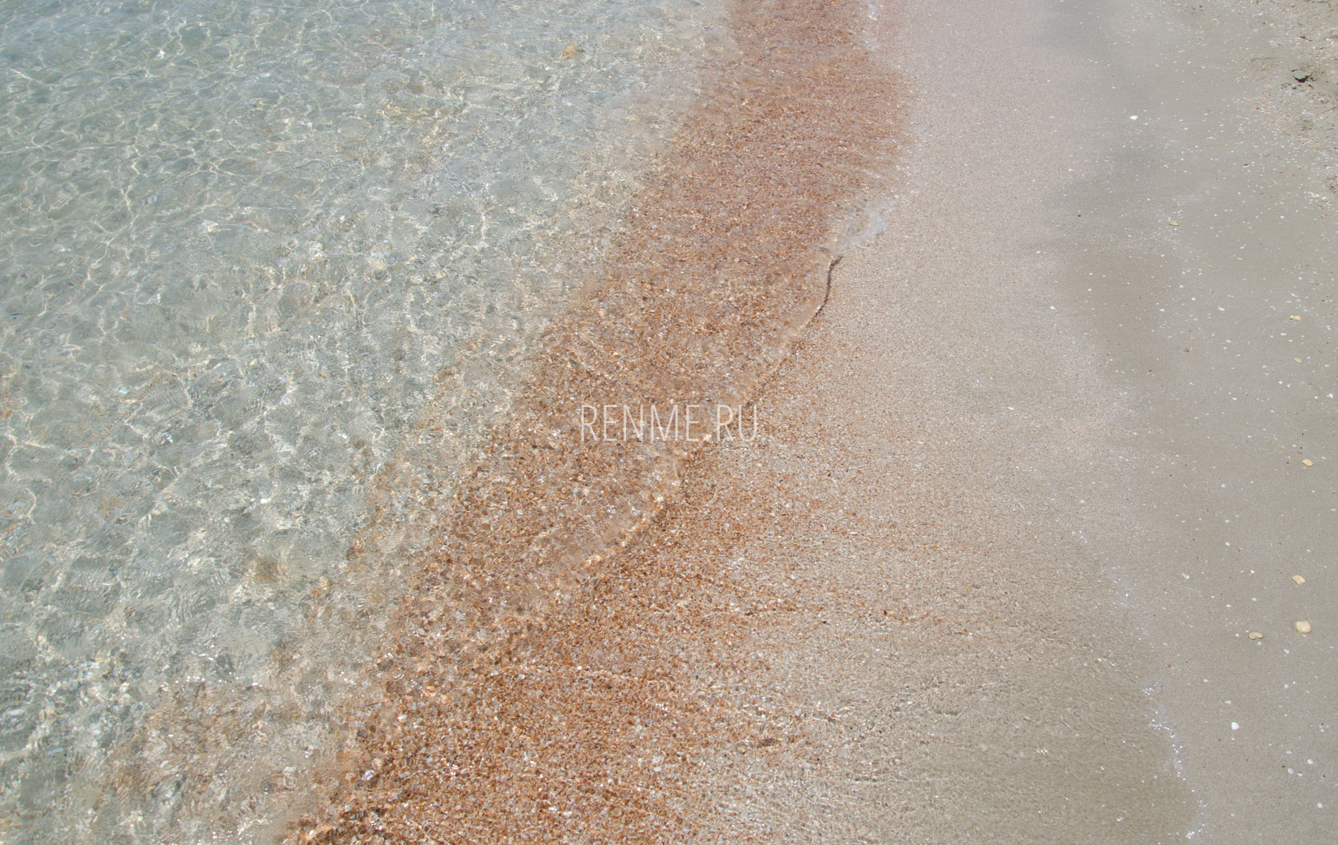 Лучший пляж с белым песком в Крыму. Фото Штормового
