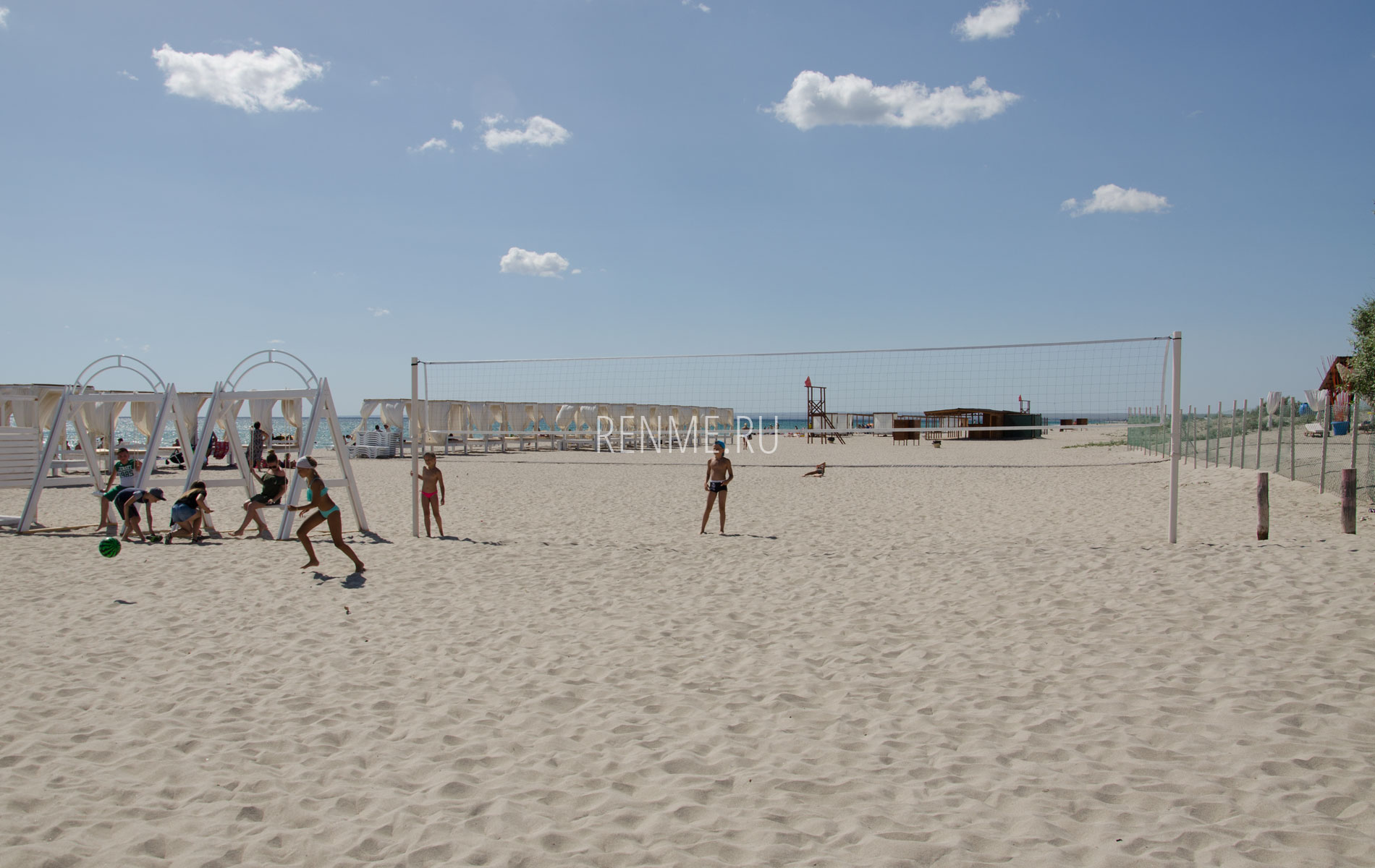 Волейбол на пляже в Поповке. Фото Поповки