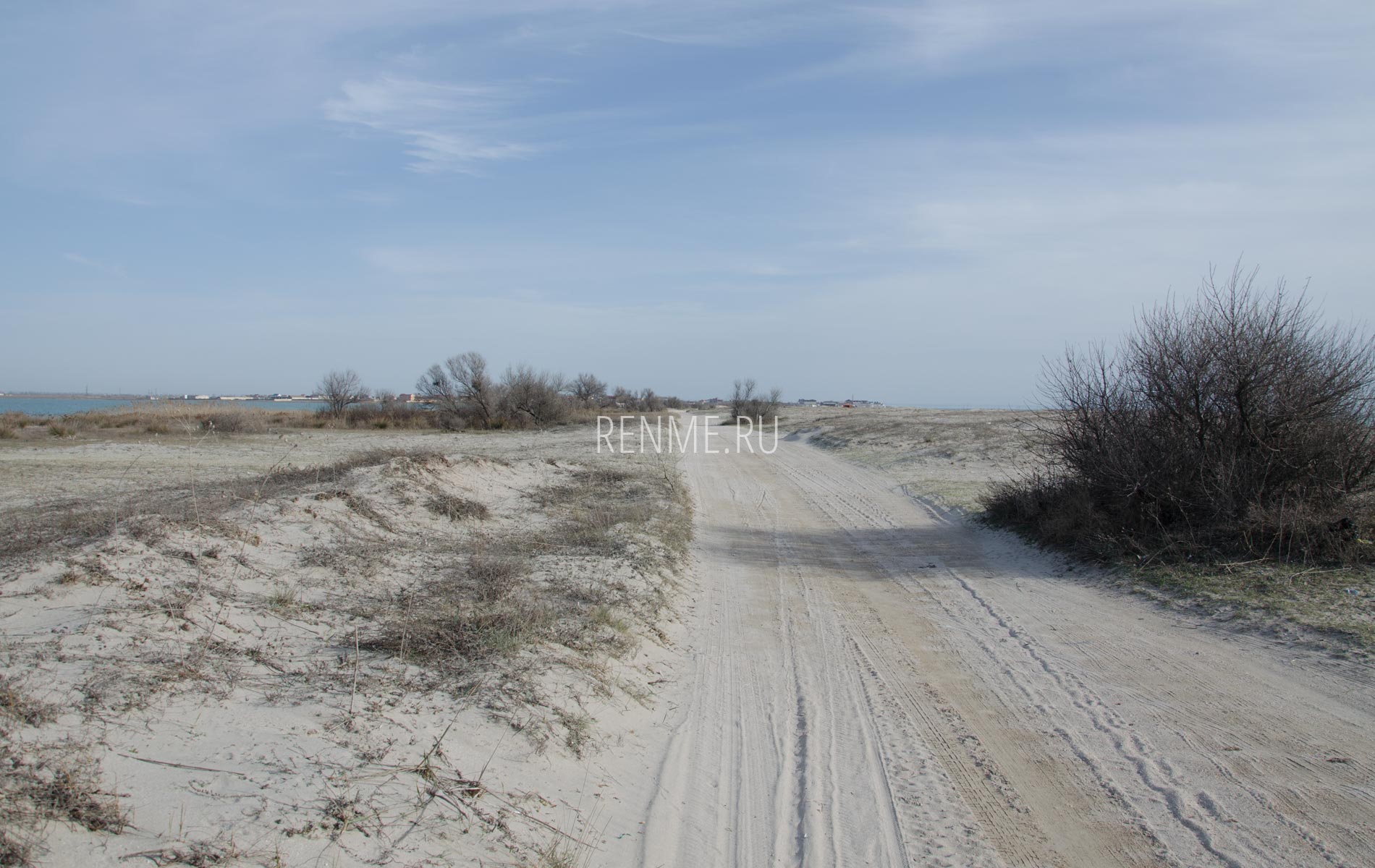 Дорога вдоль пляжа. Фото Поповки