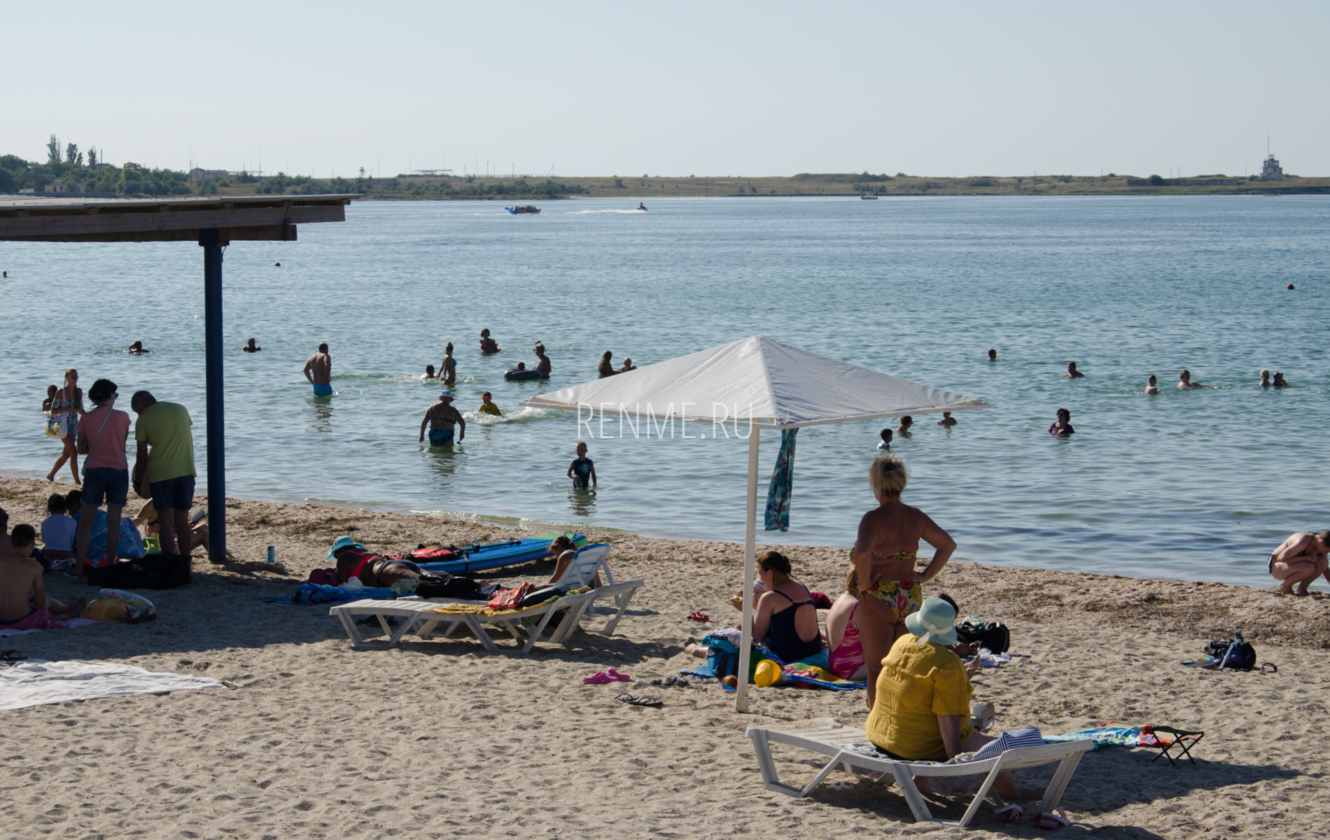 Песчаный пляж с удобствами в Черноморском. Фото Черноморского