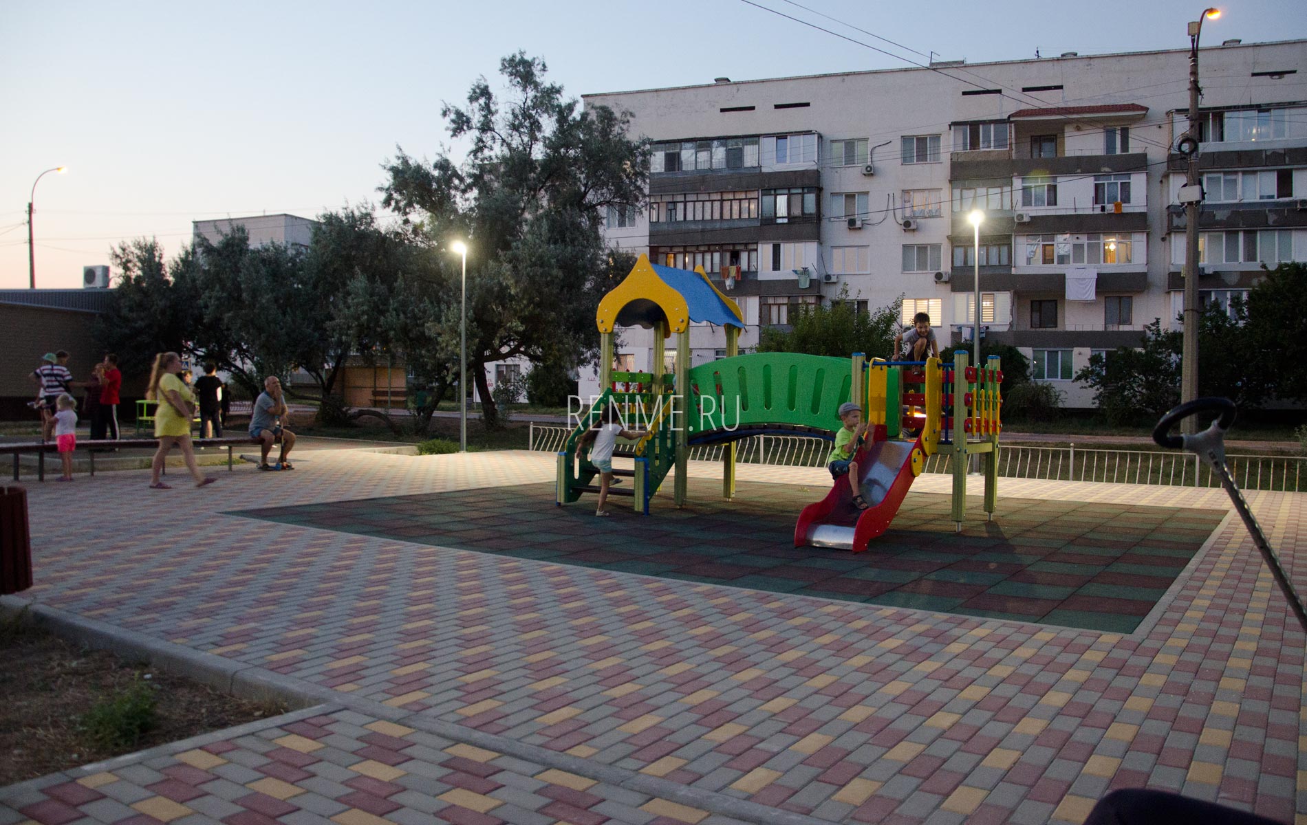 Детские развлечения в сквере. Фото Заозёрного