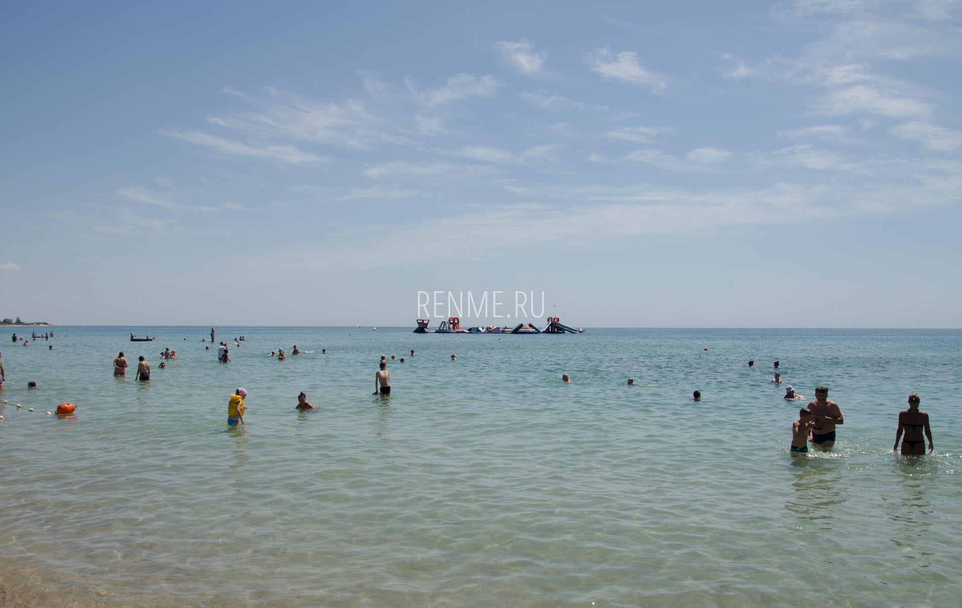 Надувные горки в море в Крыму. Фото Заозёрного