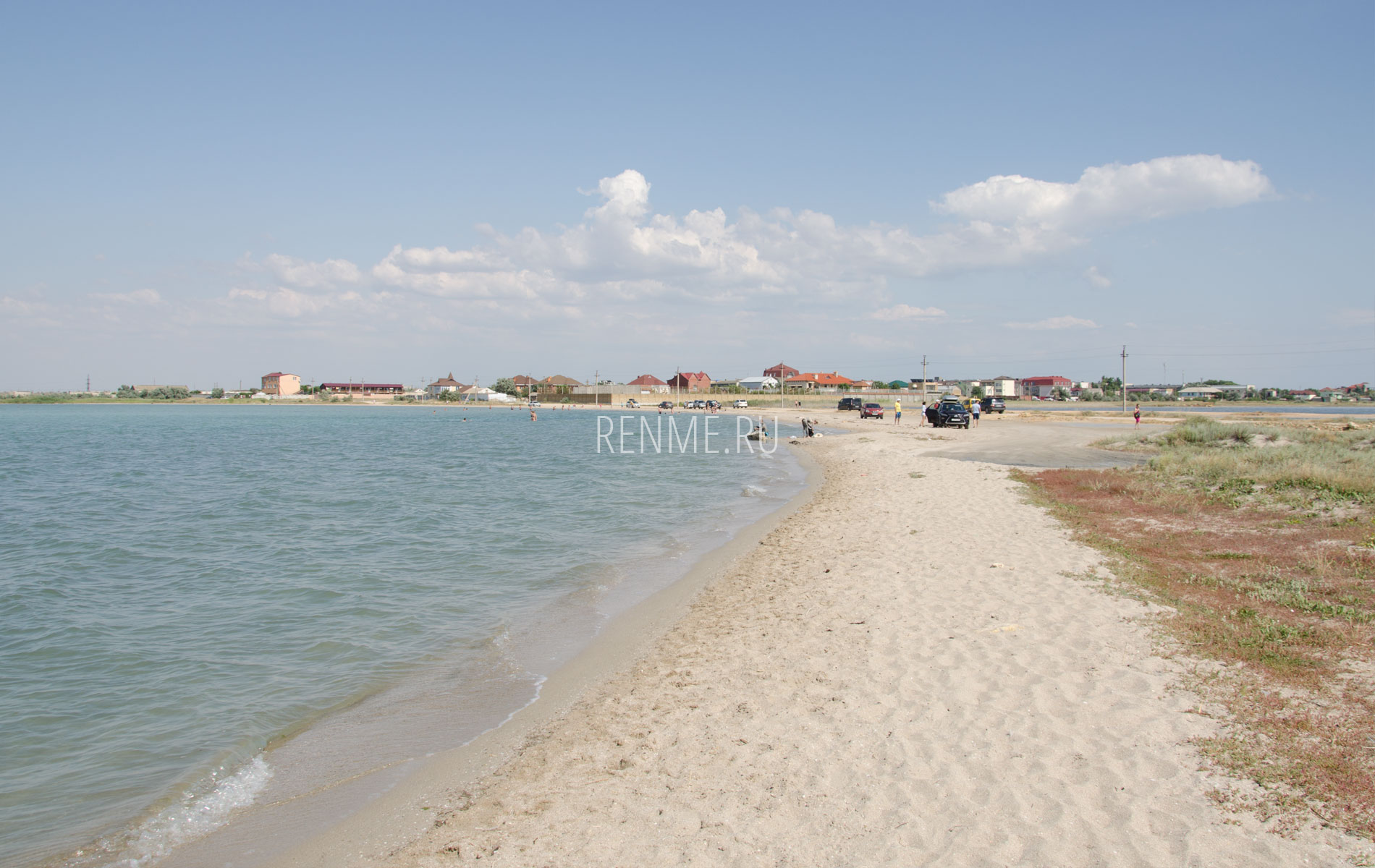 Песчаный пляж на озере. Фото Штормового