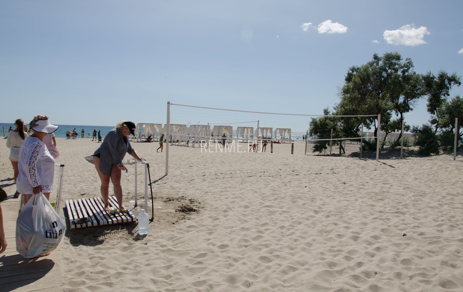 Песчаный пляж с удобствами в июле. Фото Поповки