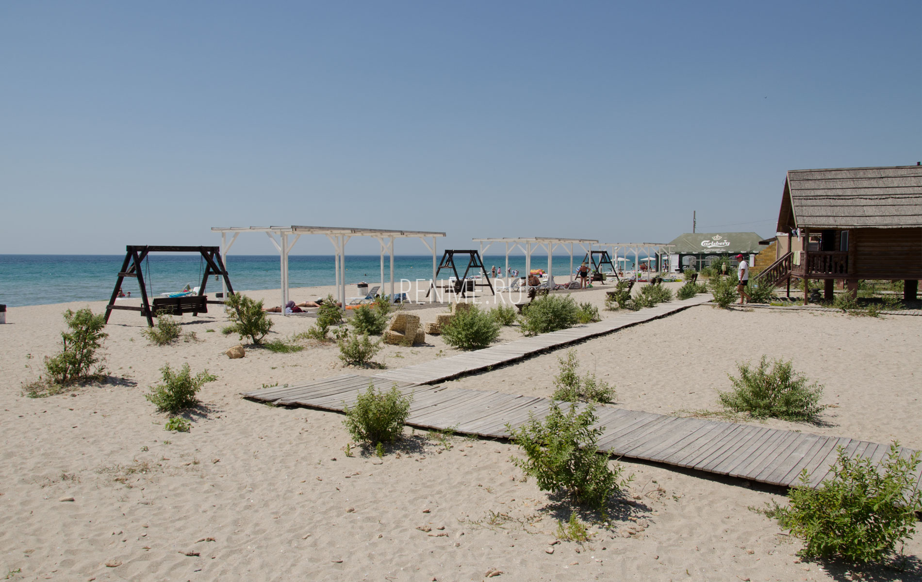 Обустроенный песчаный пляж. Фото Штормового